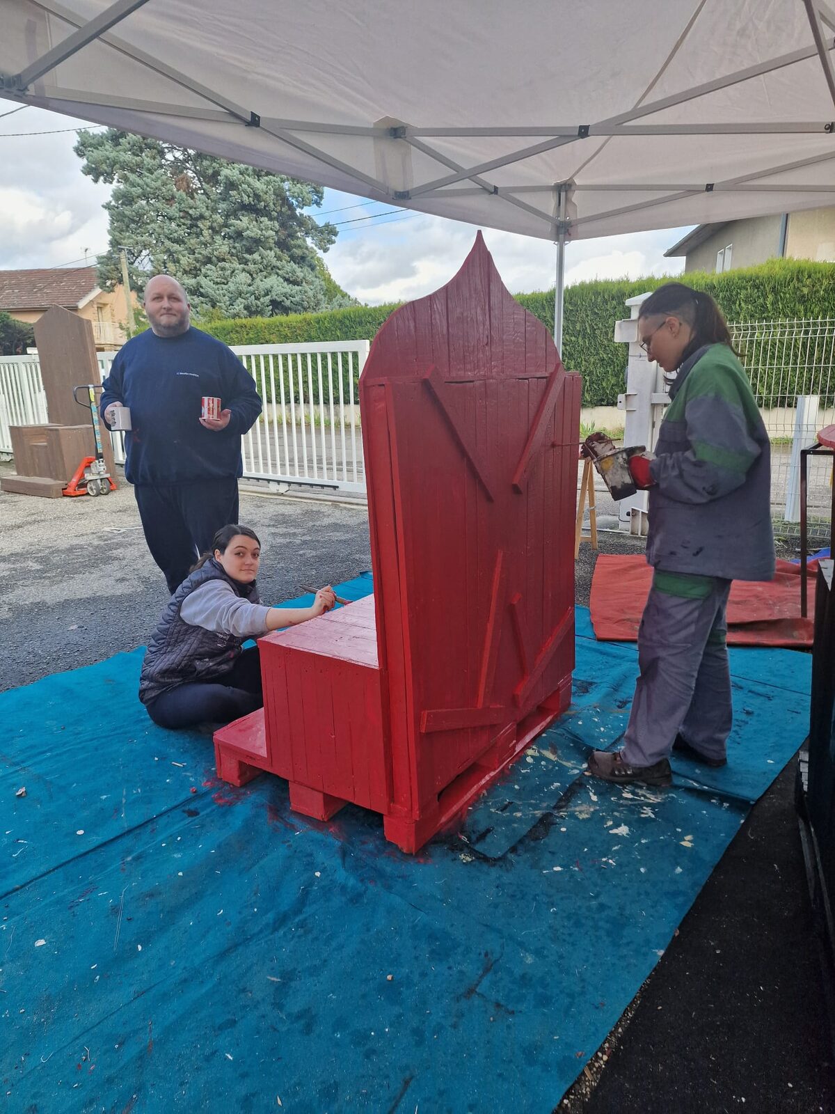Atelier Yggdra-créa : peinture d'un trône en bois pour le festival