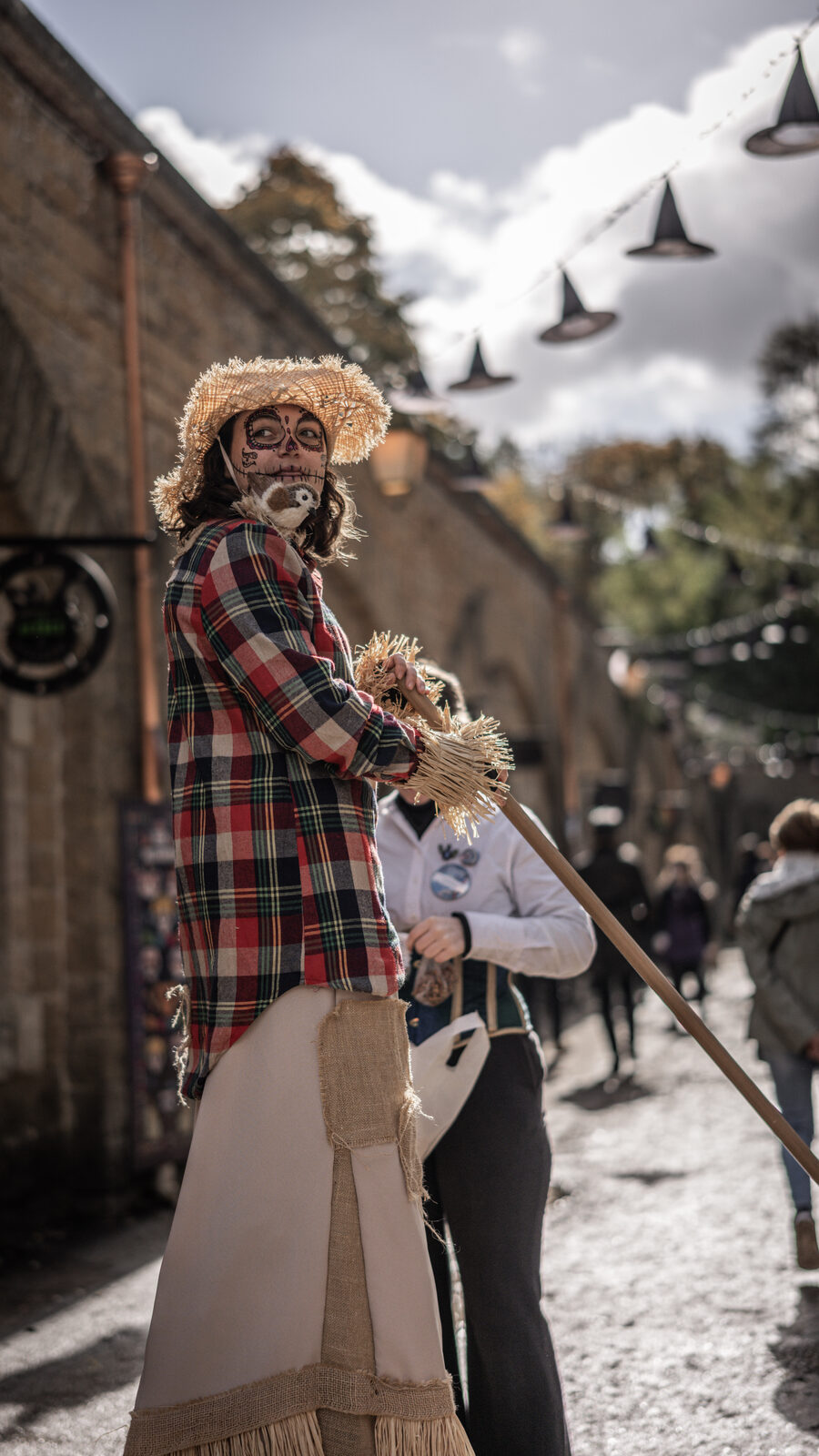 Échassier de Yggdriser en costume fantasy lors d'un événement